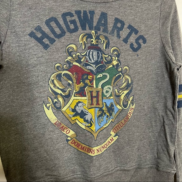 Hogwarts Long-sleeved Shirt - Picture 2 of 4
